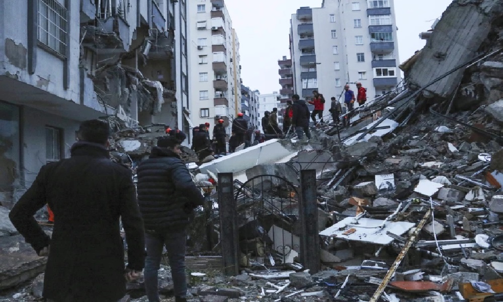عداد الموت يرتفع.. أكثر من 8400 قتيل بزلزال تركيا